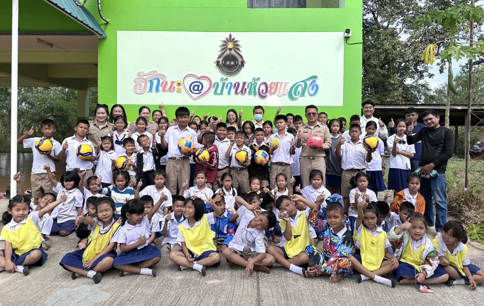 มูลนิธิเสริมกล้าได้สนับสนุนงบประมาณเพื่อจัดซื้ออุปกรณ์กีฬา โรงเรียนบ้านห้วยแสง จ.กาฬสินธุ์ สำหรับนักเรียนฝึกฝนทักษะทางกีฬา ออกกำลังกายเพื่อสุขภาพที่แข็งแรง และสามารถนำทักษะที่ได้รับไปพัฒนาศักยภาพตนเอง